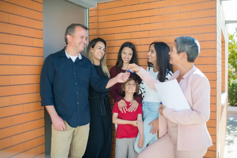 Família segurando chaves após compra realizada via consórcio