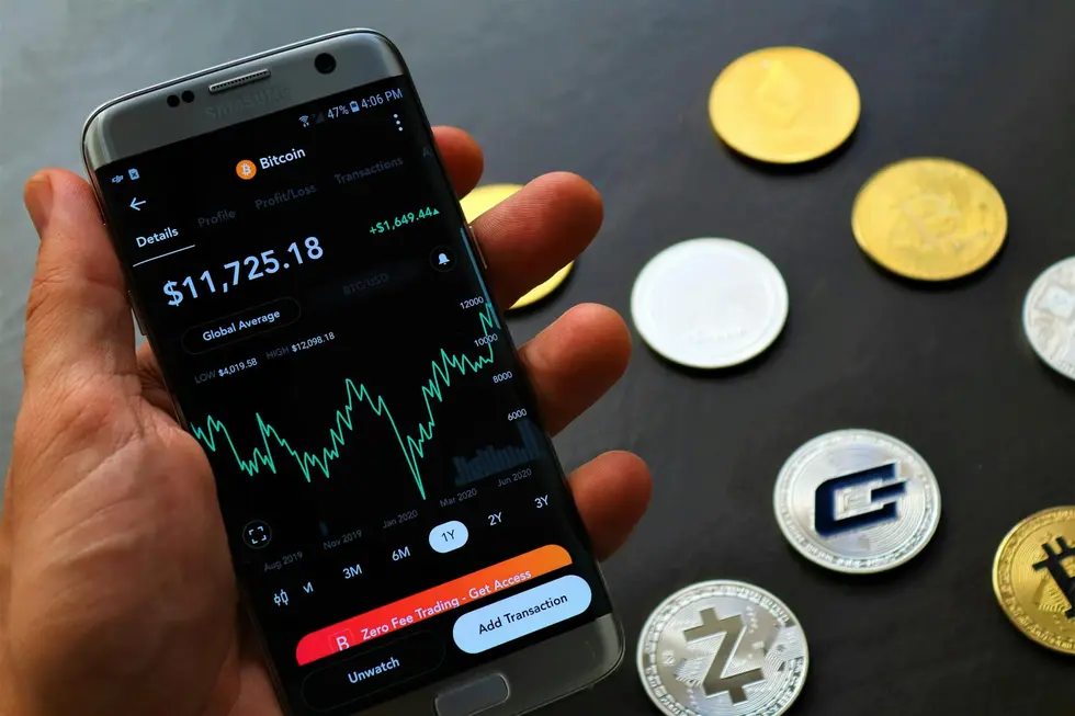 Mão segurando smartphone com app Binance e IA
