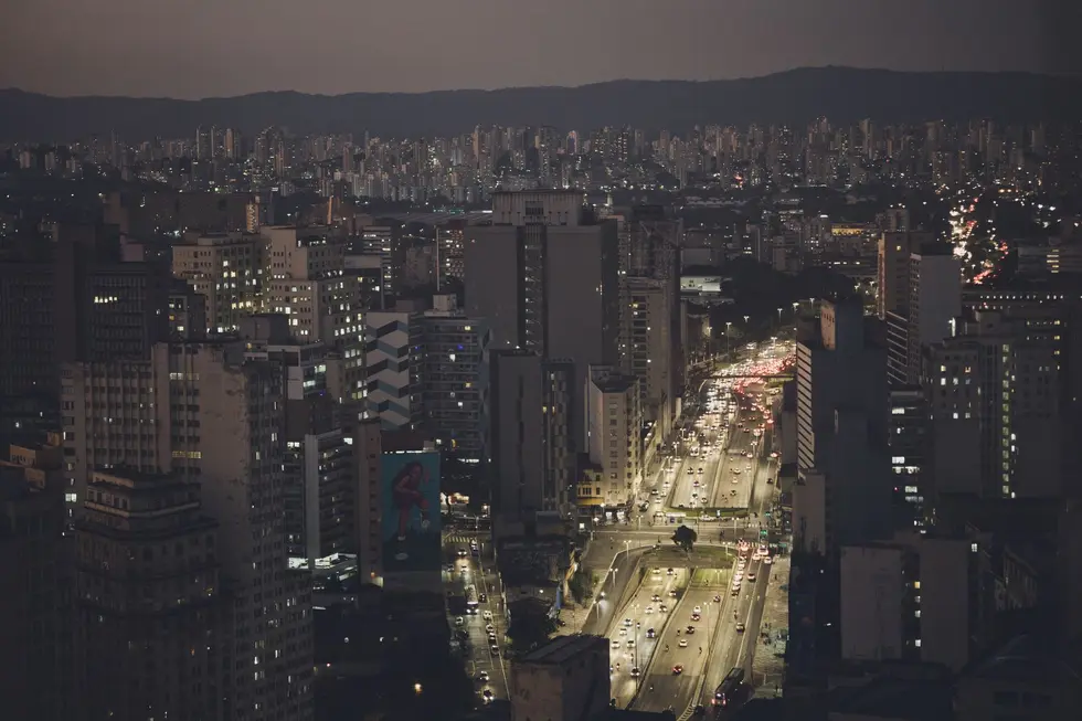 Cidade de São Paulo integrada a gráficos da economia mundial