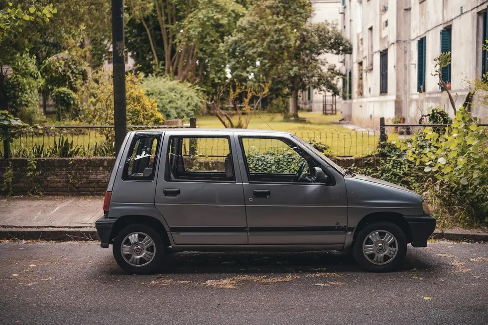 Veículo usado bem conservado estacionado em bairro residencial