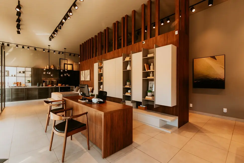 Ambiente residencial moderno com dispositivos Intelbras