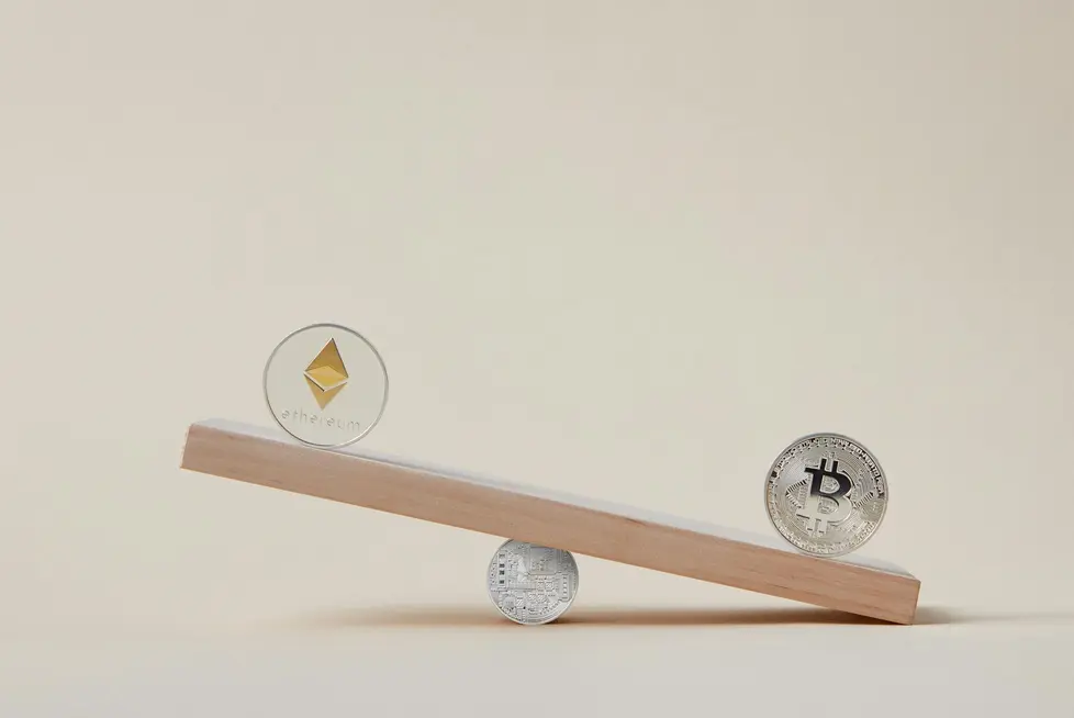 Bitcoin vs Ethereum: O Papel Único do Ethereum para Orçamentos Domésticos