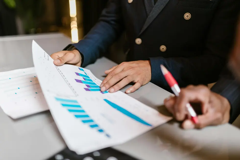 Família analisando dashboard financeiro no café da manhã