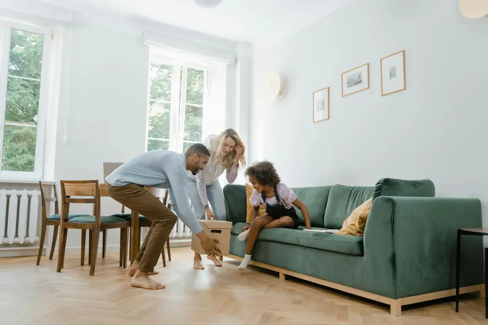 Ambiente doméstico com família e gráficos digitais de preços