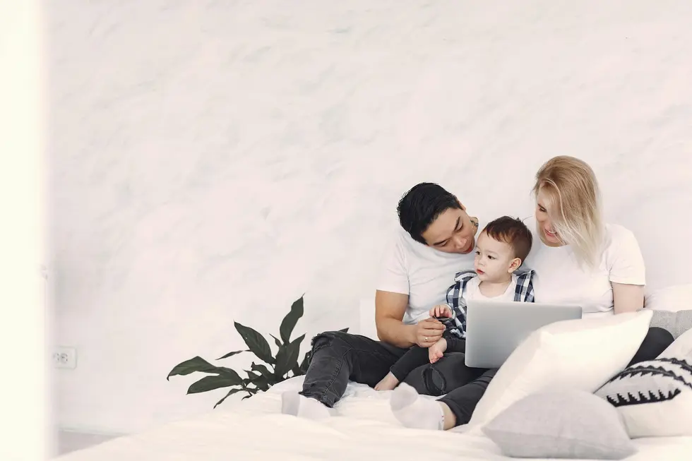 Família analisa no notebook gráficos e preços para otimizar gastos