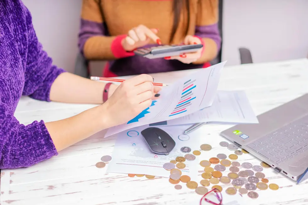 Jovens adultos planejando compras com dados de mercado em apps