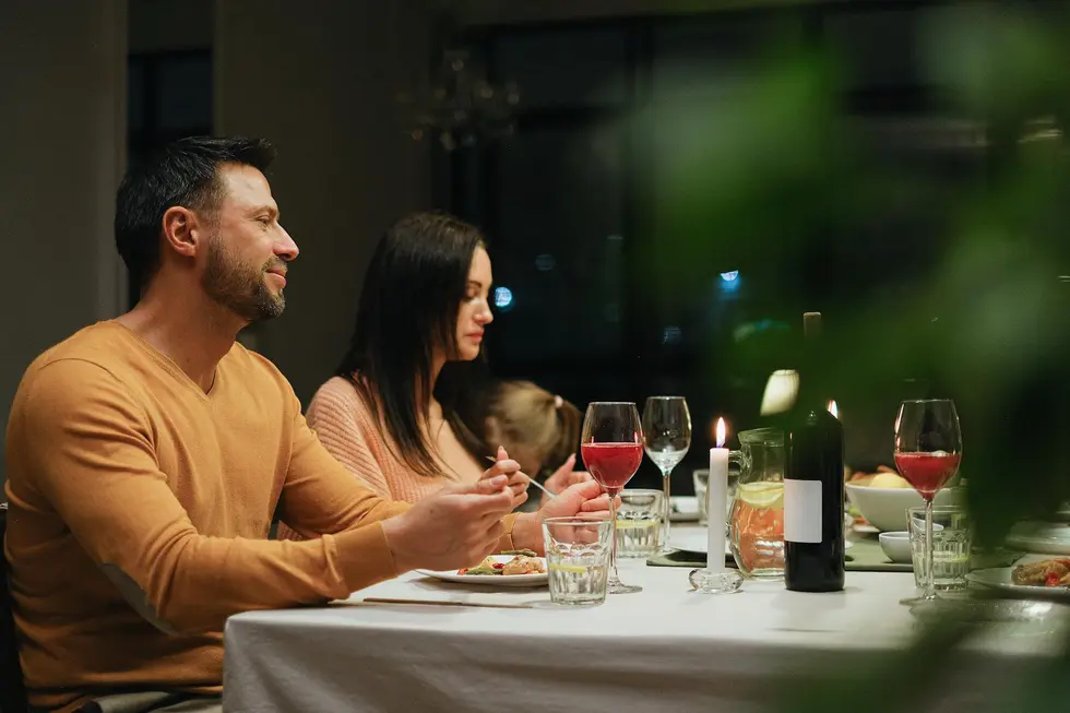 Família reunida feliz conferindo recebimento de dividendos no celular