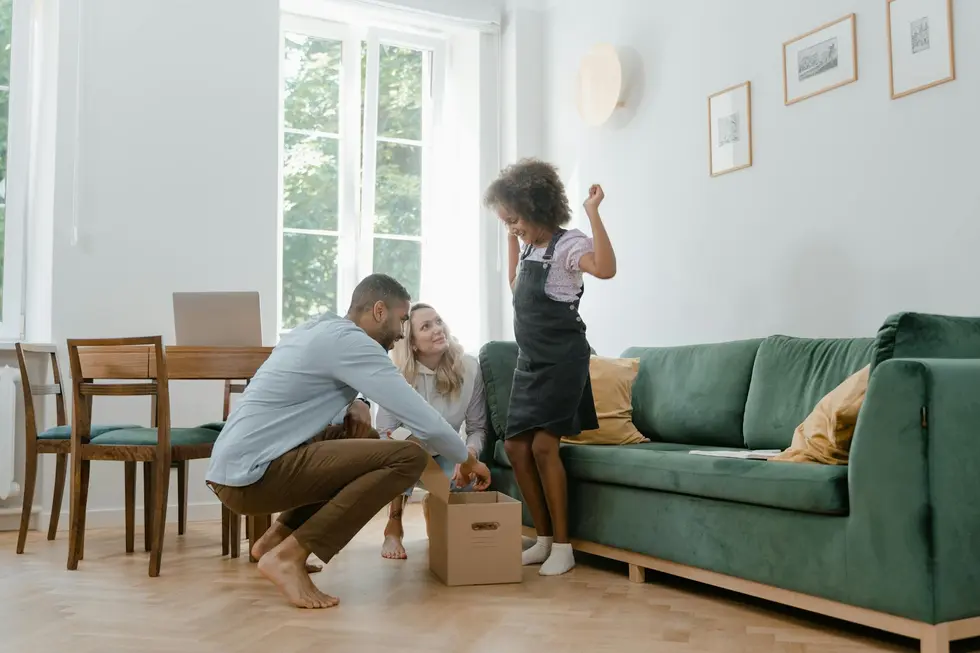Família analisa painel de economia doméstica usando market data