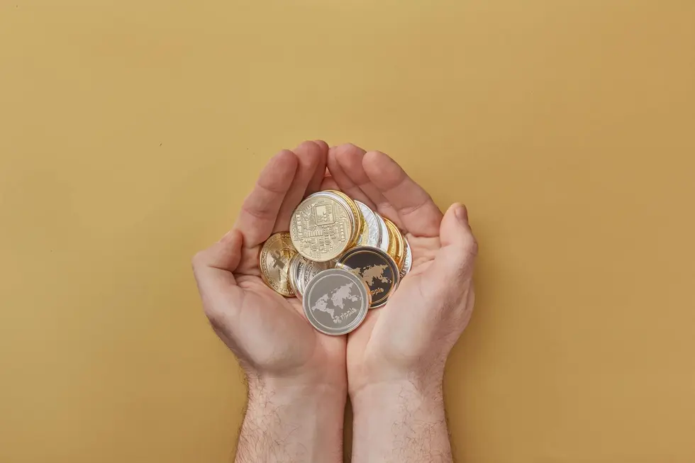 Pessoa segurando moeda Ethereum em casa representando análise consciente