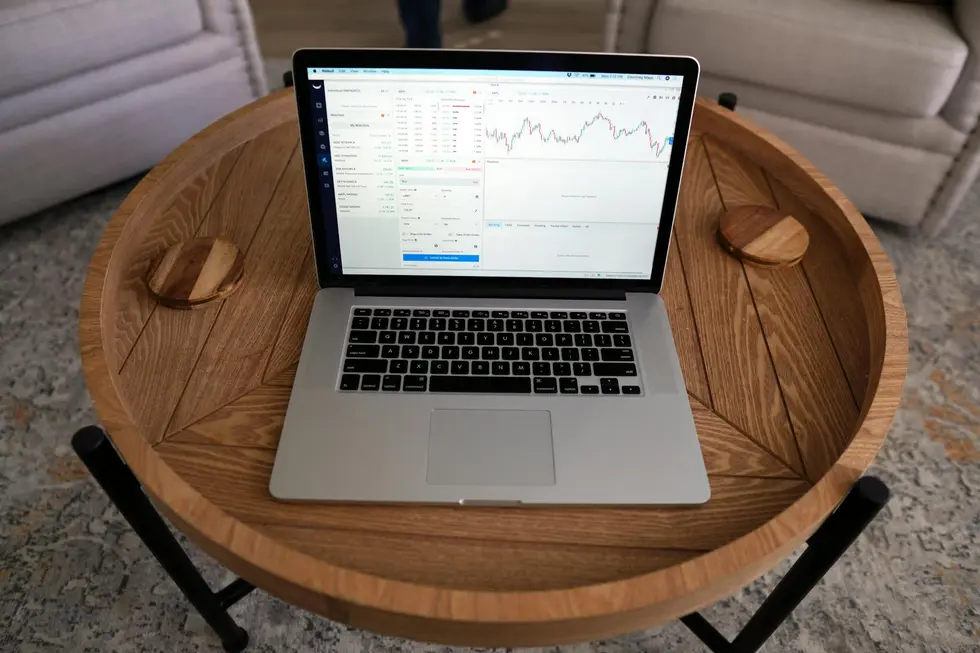 Sala decorada e família acompanhando investimentos em Ethereum