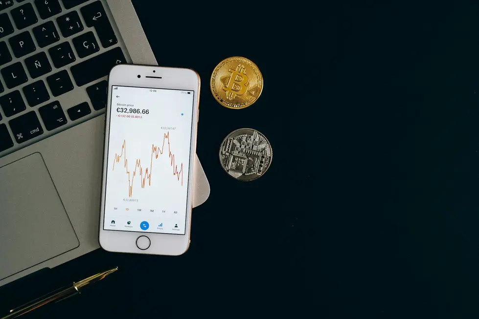 Pessoa consultando app de Ethereum em casa, gráfico financeiro ao fundo