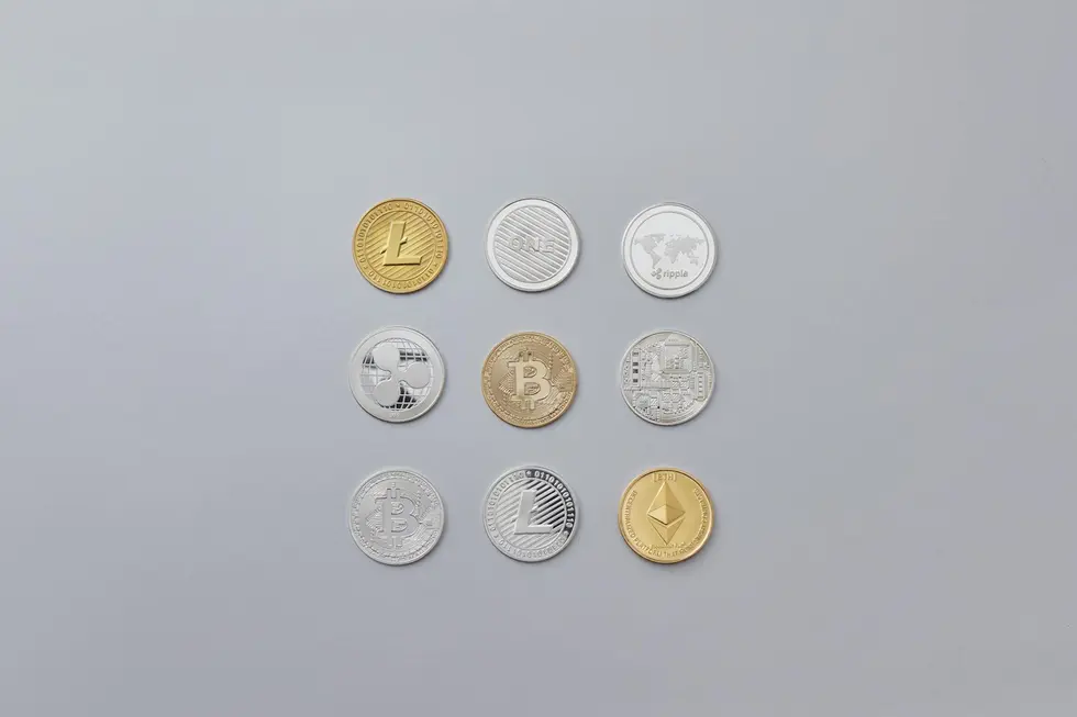 Logotipo dourado do Ethereum em meio a reais e calculadora