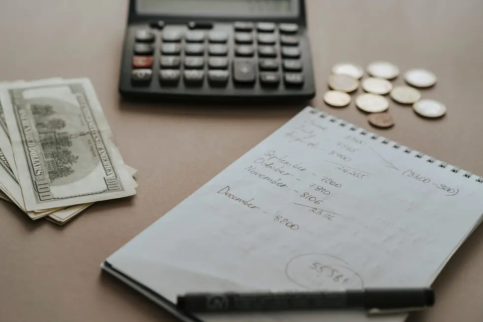 Moeda de Ethereum ao lado de caderno de contas e notas de real