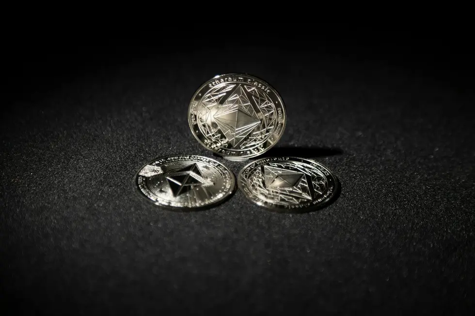 Mesa com moedas de real, Ethereum e mãos de família unidas