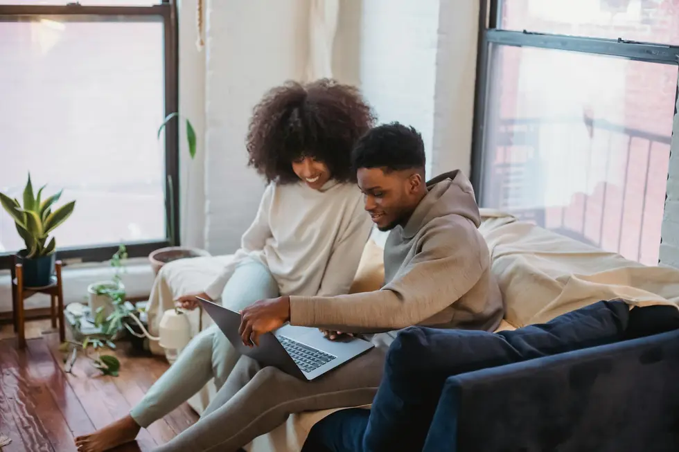 Família reunida conferindo orçamento no notebook com logo Ethereum