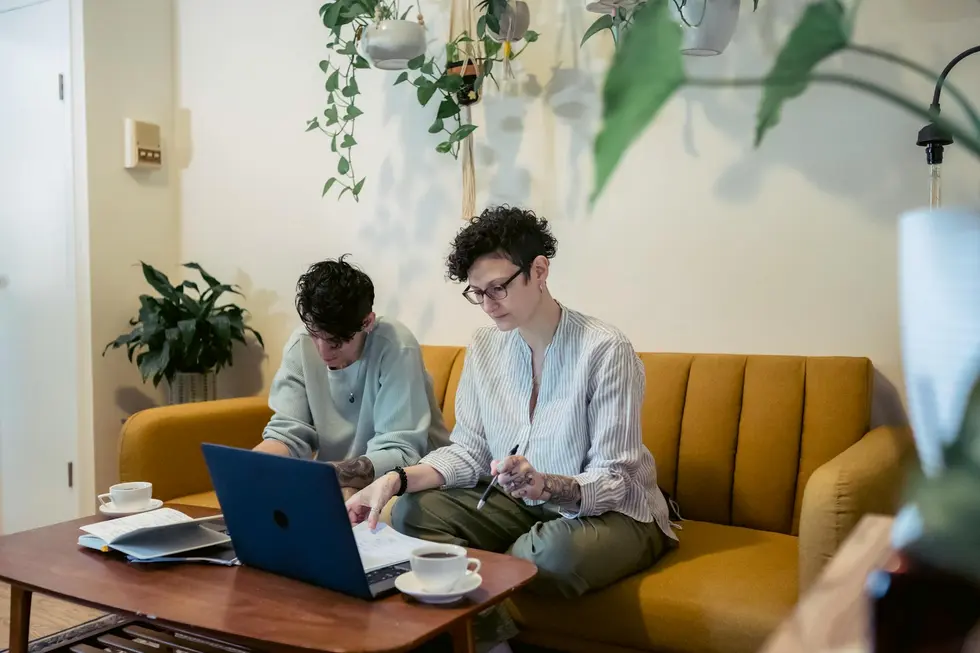 Família brasileira conferindo desempenho de Ethereum em laptop
