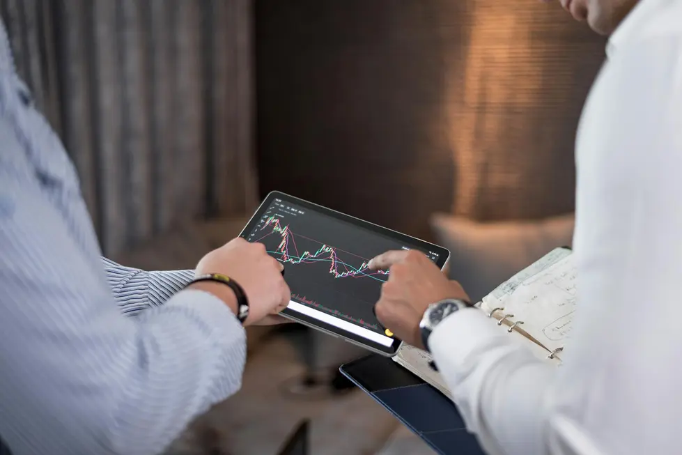 Família brasileira analisando finanças e Ethereum em casa aconchegante