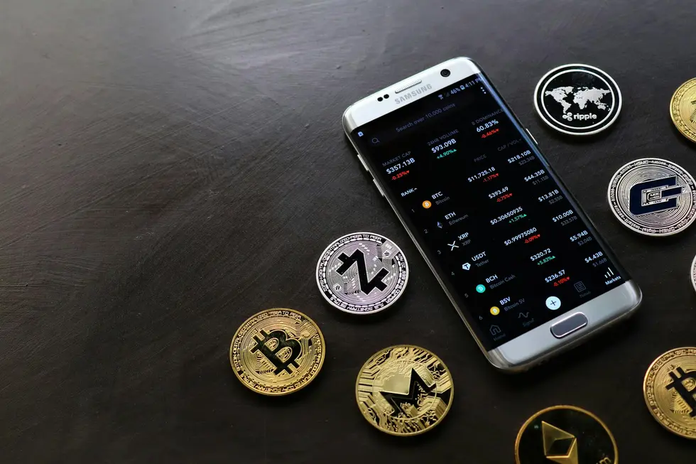 Casa brasileira com Ethereum e símbolos de finanças e decoração doméstica
