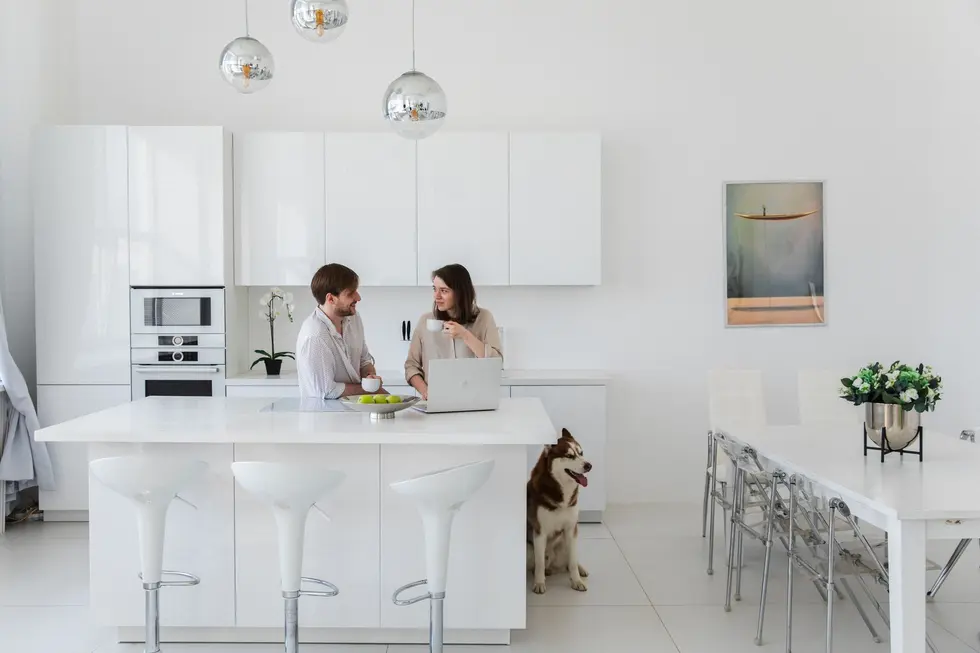 Família conversa sobre investimentos em Ethereum na cozinha