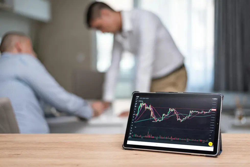 Família avaliando rendimentos de Ethereum em residência