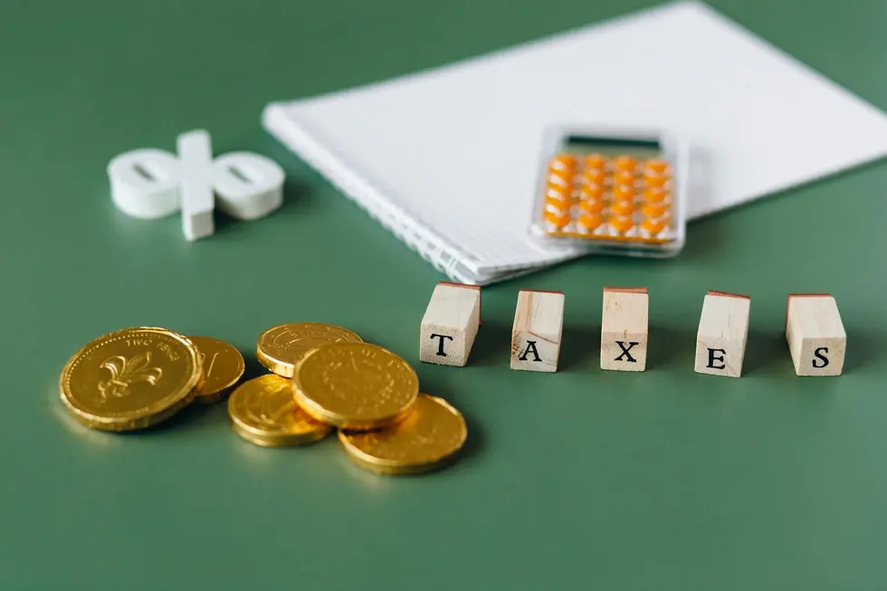 Moeda de Ethereum em mesa com calculadora e itens do lar