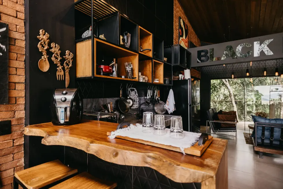 Família brasileira monitorando investimentos em casa
