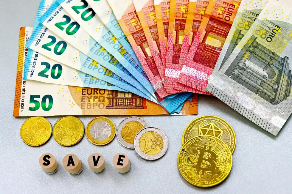 Moeda do Ethereum junto a notas de real e itens domésticos