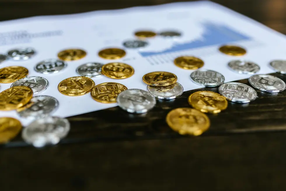 Ethereum brilhando com notas de real ao fundo e planilha de orçamento