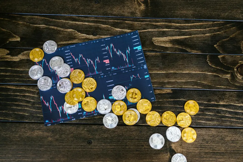 Mesa de escritório doméstico com itens de planejamento financeiro e moeda de Ethereum