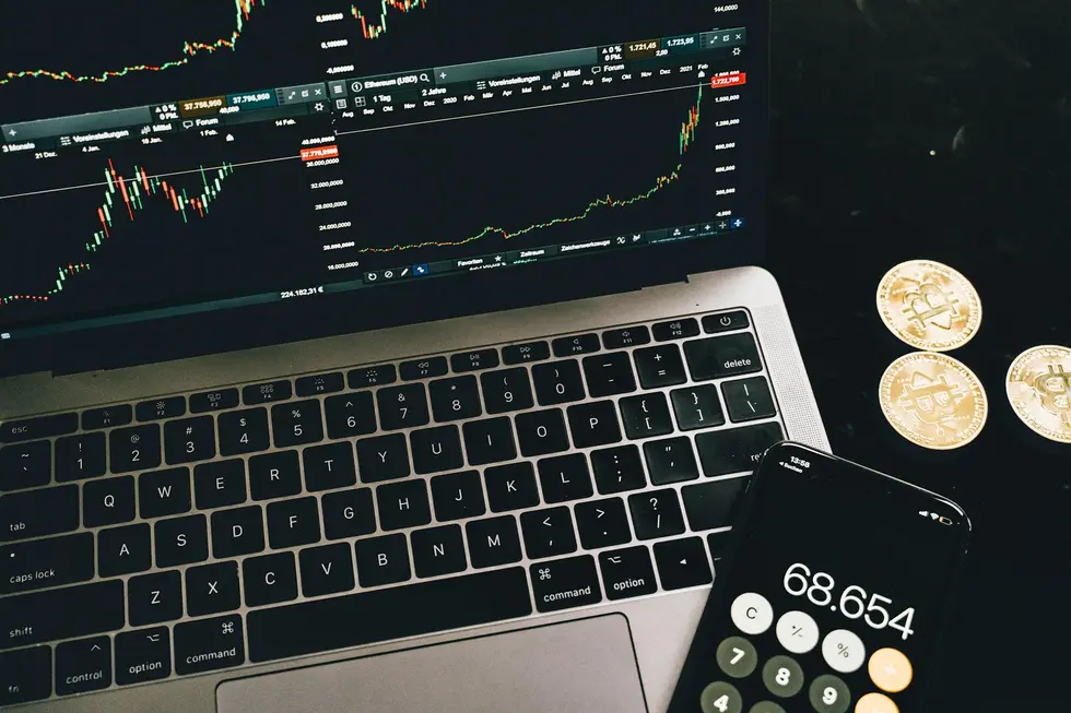 Família conectada analisando tendências financeiras em casa