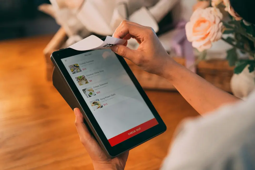 Família verifica economia de compras usando dados de mercado em tablet