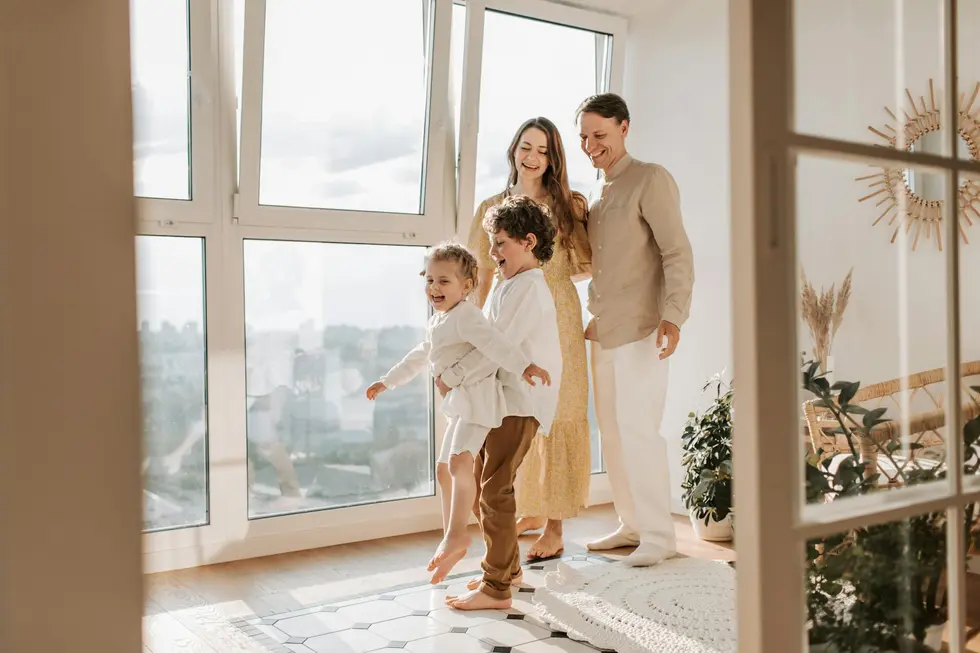 Pais e filhos felizes após controle financeiro eficiente