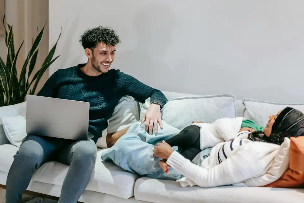 Família brasileira analisando investimentos em Ethereum no notebook