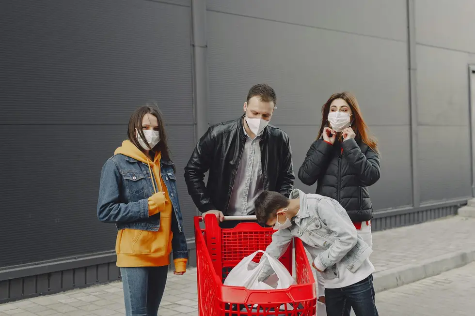 Família com sacolas, carro e pet em cenário de consumo inteligente