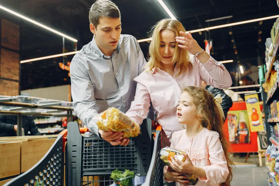 Família descarregando as compras do Tenda na cozinha de casa