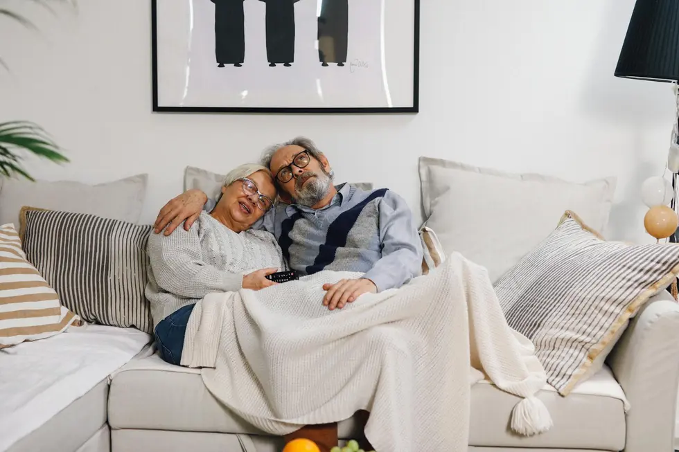 Família brasileira sorridente mostrando equilíbrio financeiro