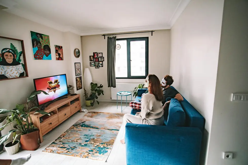 Família analisando dashboard financeiro na sala de casa