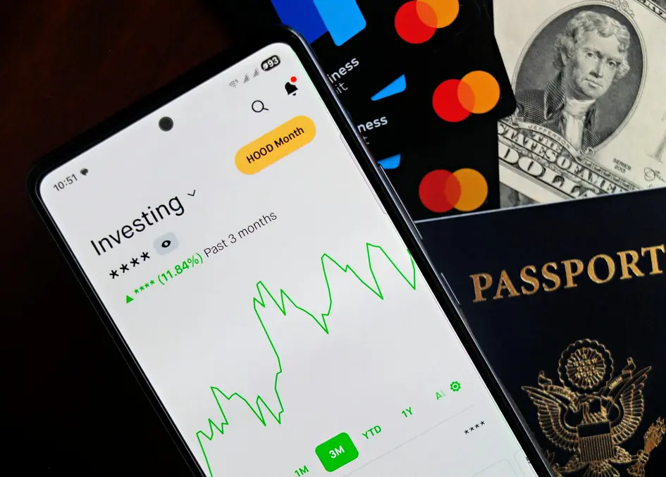 Família brasileira reunida utilizando app de despesas para monitorar economia