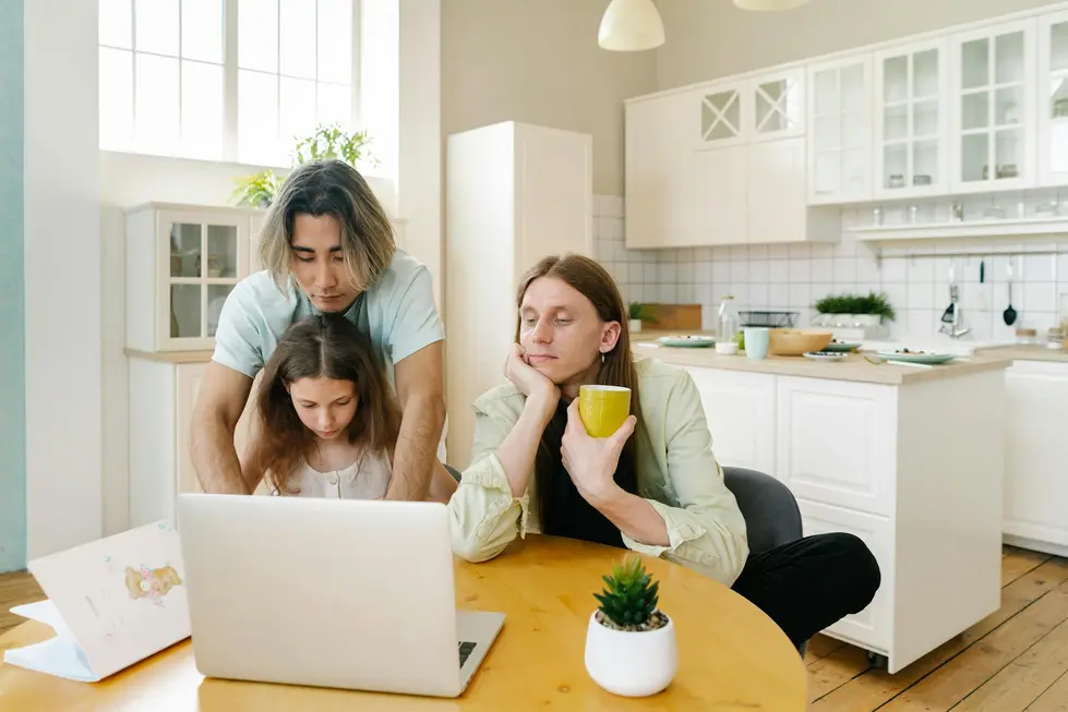 Família reunida analisando dados financeiros e de consumo em uma tela