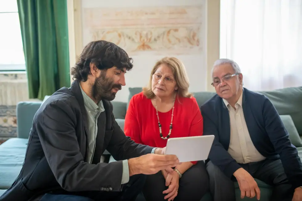 Família de classe média analisa investimento em Ethereum no sofá de casa