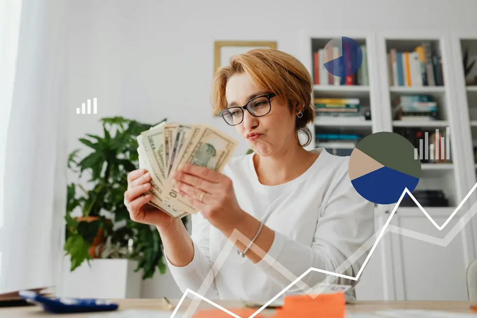 Família mostra gráficos e recibos de economia doméstica