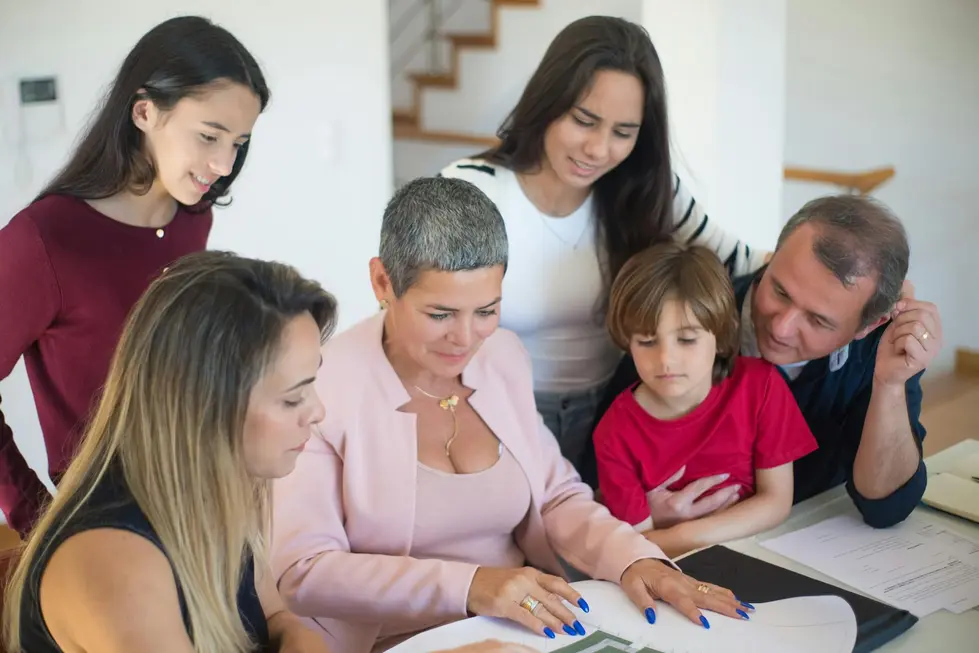 Família reunida celebrando o fim das dívidas com FGTS
