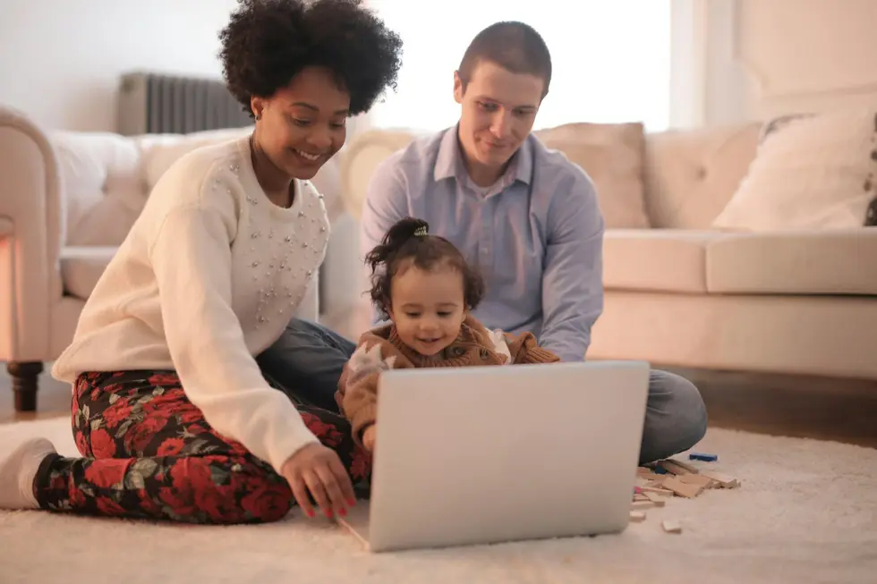 Família comemorando juntos organização financeira