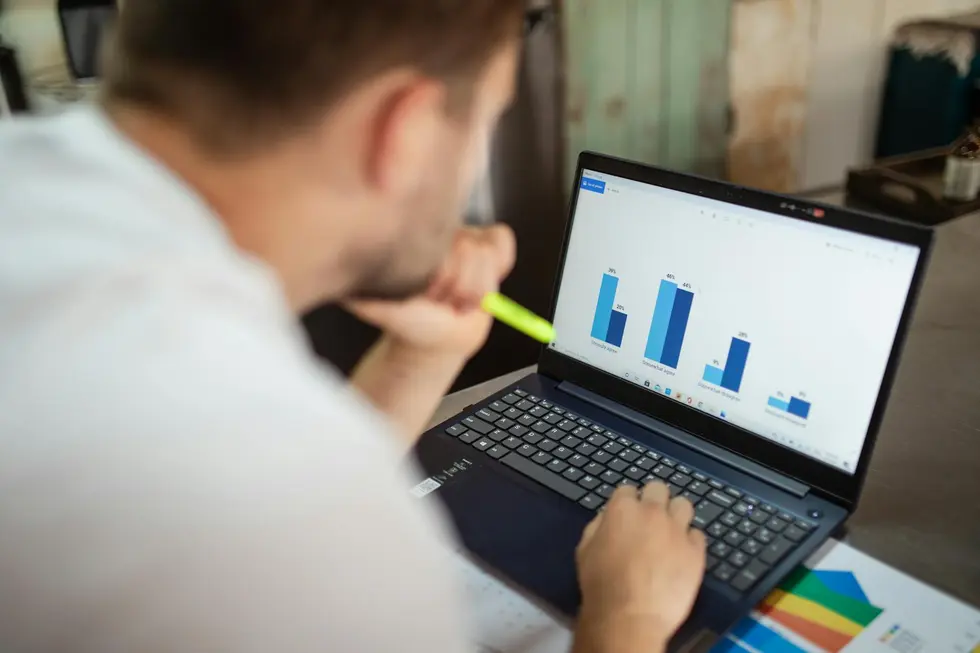 Família feliz em casa após conquistas financeiras usando dados do mercado