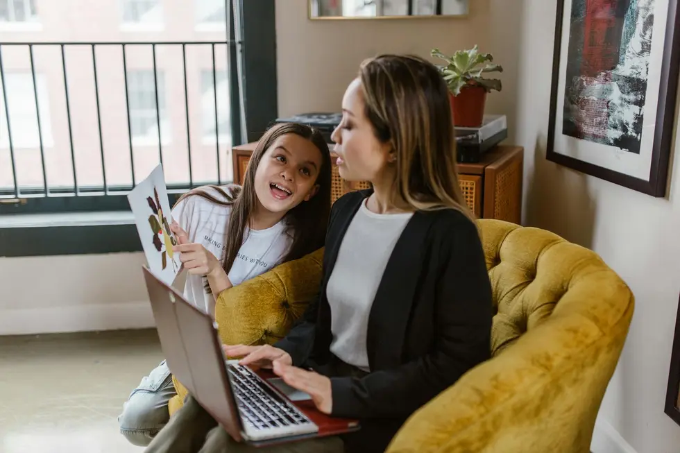 Família acompanhando mercado de Ethereum no laptop em casa
