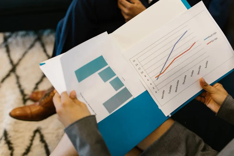 Família brasileira revisando gráficos e relatórios de preços-alvo