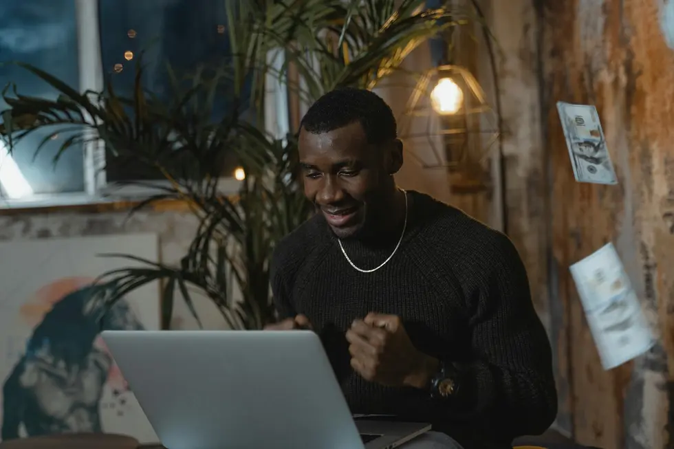 Família sorridente na sala com laptop exibindo saldo em Ethereum