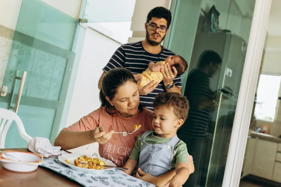 Família reunida à mesa analisando informações de mercado no tablet