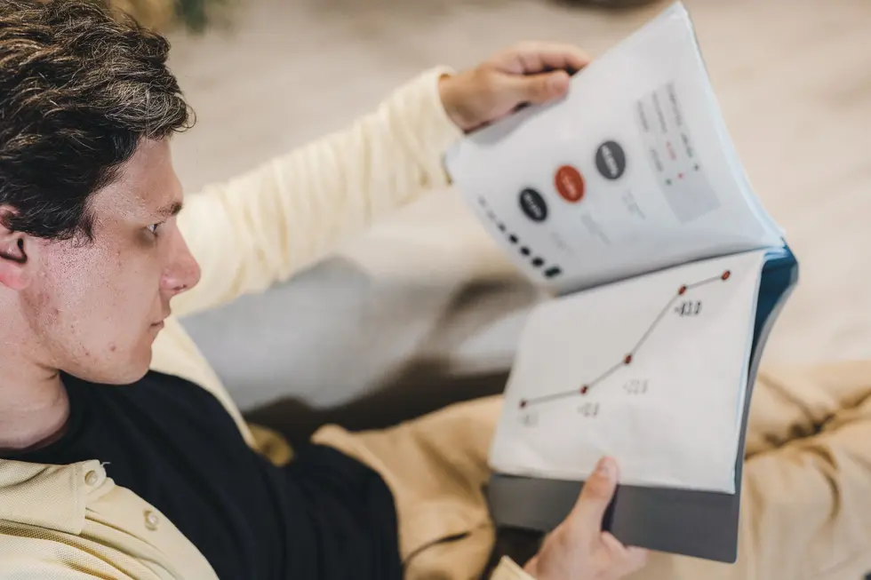 Família celebra planejamento eficiente com gráficos digitais