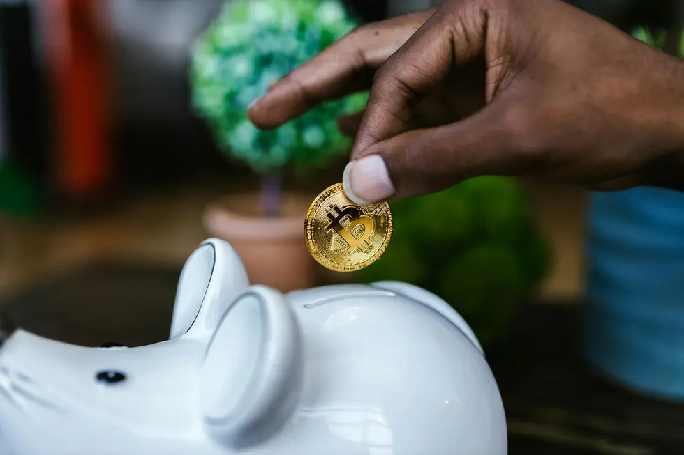 Família equilibrando cofrinho e bilhetes de loteria na mesa